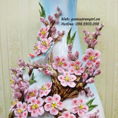 Bình hoa đào đắp nổi